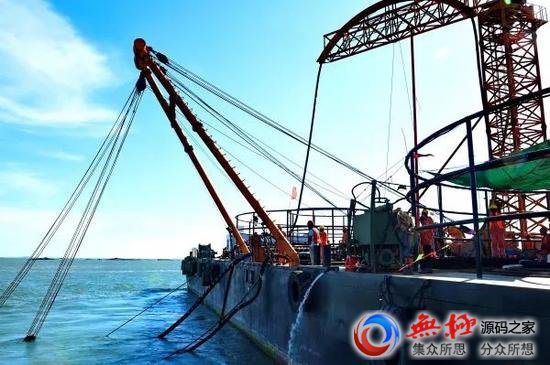 ▲福建湄洲岛首条110千伏海底电缆敷设成功。图为福建送变电公司海缆施工队在海上作业。