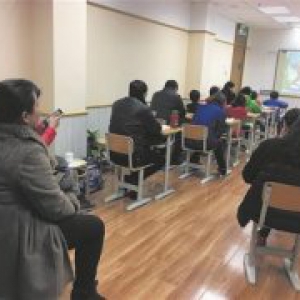 孩子培优家长成陪课族 专家：培养孩子独立学习